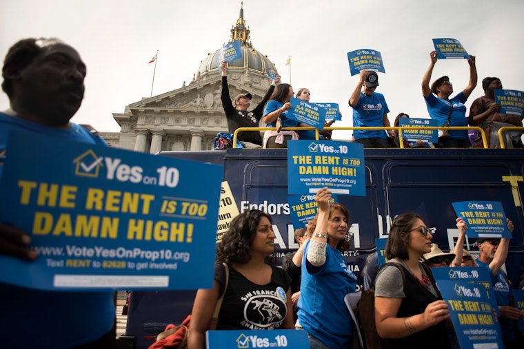 Supporters of looser rent control laws attend a rally in San Francisco, California, on October 2, 2018. © Brian L. Frank/NYTimes/Redux A crowd of protestors holding signs