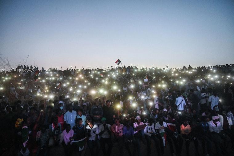 People protesting military rule gather outside the army headquarters in Khartoum, Sudan, on April 25, 2019. © Ozan Kose/AFP/Getty A crowd of protestors